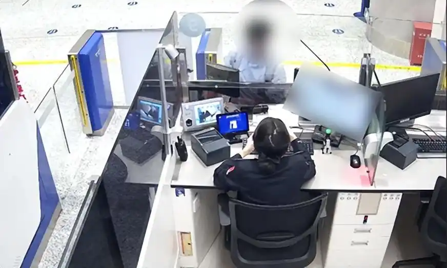 效仿网友“成人礼”，杭州一18岁学生打算瞒着爸妈独自去韩国旅游，出境前被拦下，警方提醒