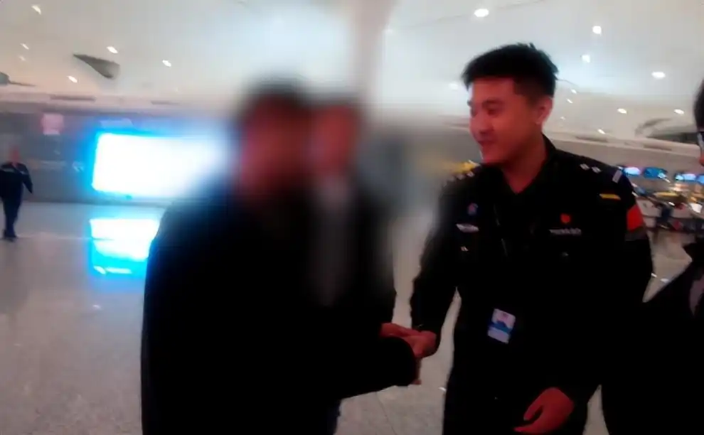 效仿网友“成人礼”，杭州一18岁学生打算瞒着爸妈独自去韩国旅游，出境前被拦下，警方提醒