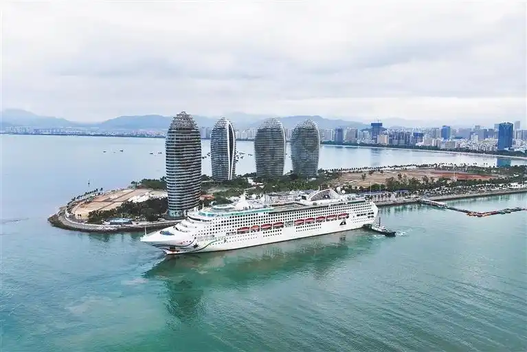 “领航星”号邮轮再访三亚