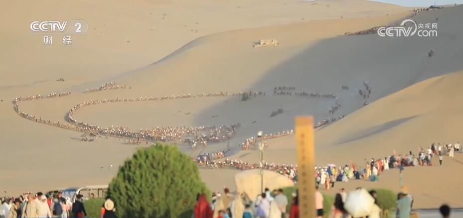 甘肃敦煌旅游景点游人如织 文旅市场火爆激发消费活力