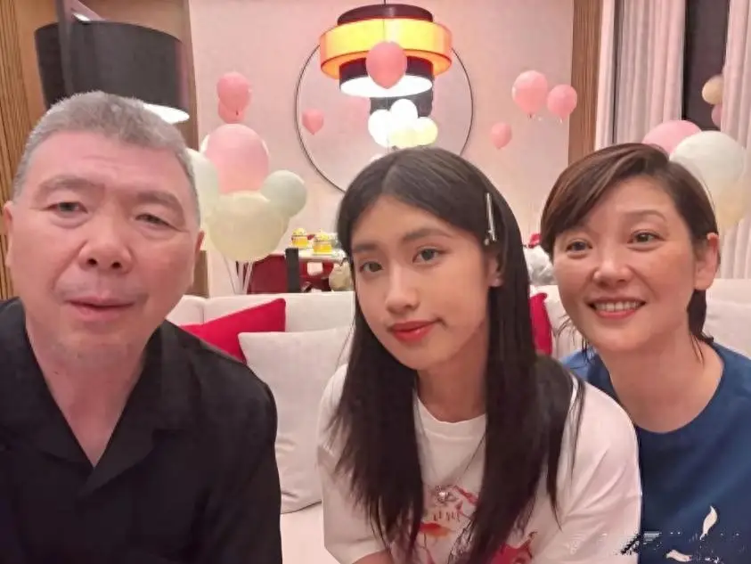 陪玩陪睡不算啥！离婚传闻后，冯小刚贴脸养女，暴露小圈子的恶俗