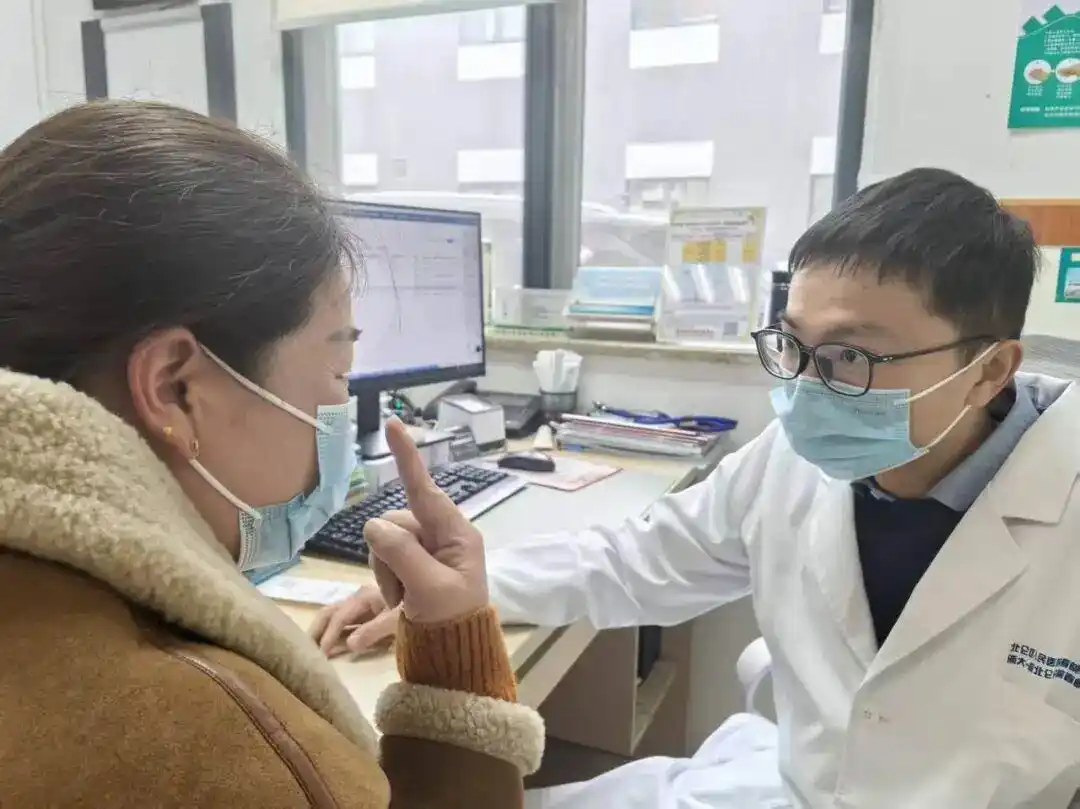 女白领去网红景区打卡，回来眼睛却红了！近期这类患者激增，医生紧急提醒