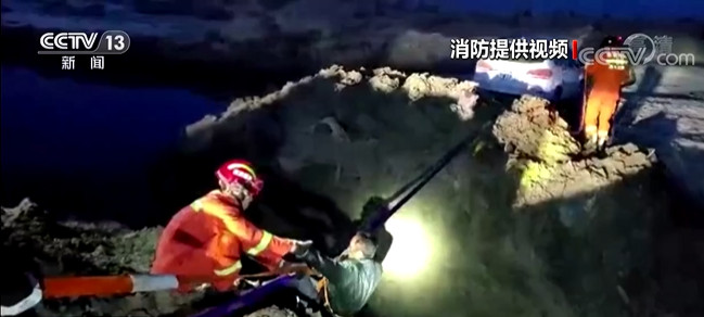 新疆自驾游被困沙漠边缘 消防前往救援