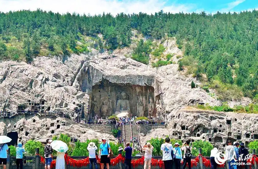 走进龙门石窟 感受千年石窟的文化印记