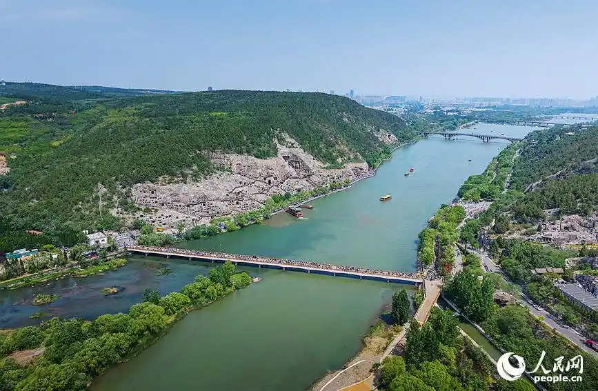 走进龙门石窟 感受千年石窟的文化印记