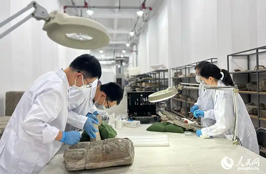 走进龙门石窟 感受千年石窟的文化印记