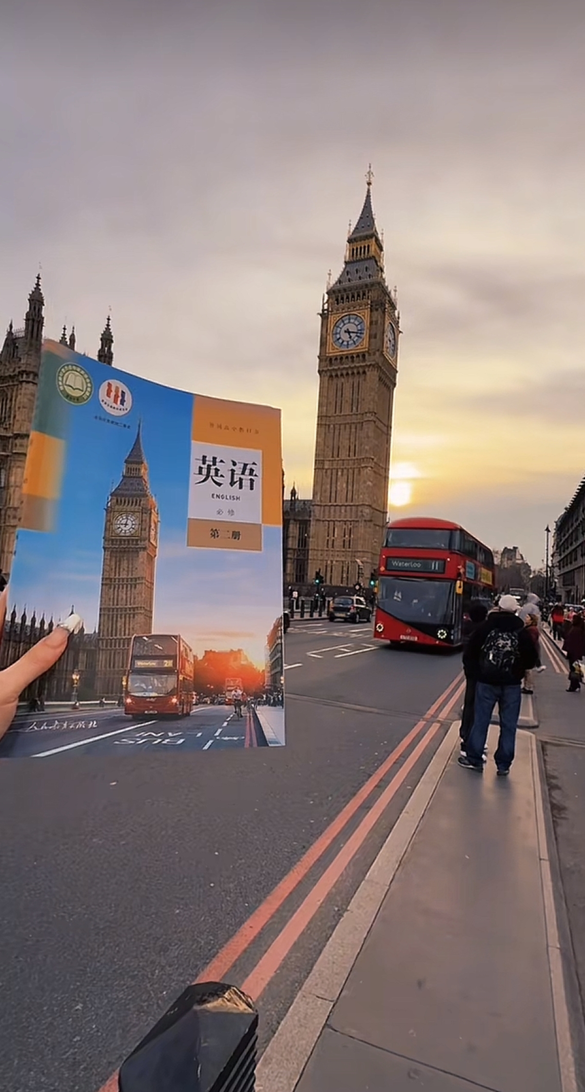 英国多处景点现中国课本，原是留学生留下的“彩蛋”，大批接力者纷纷写下寄语，还有人画符防被偷