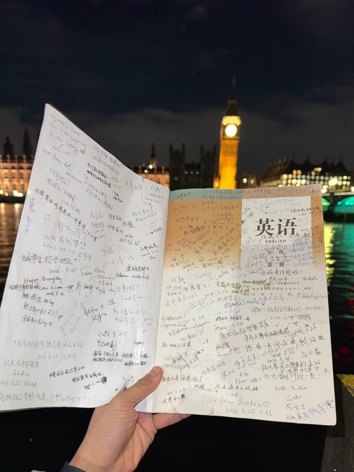 英国多处景点现中国课本，原是留学生留下的“彩蛋”，大批接力者纷纷写下寄语，还有人画符防被偷