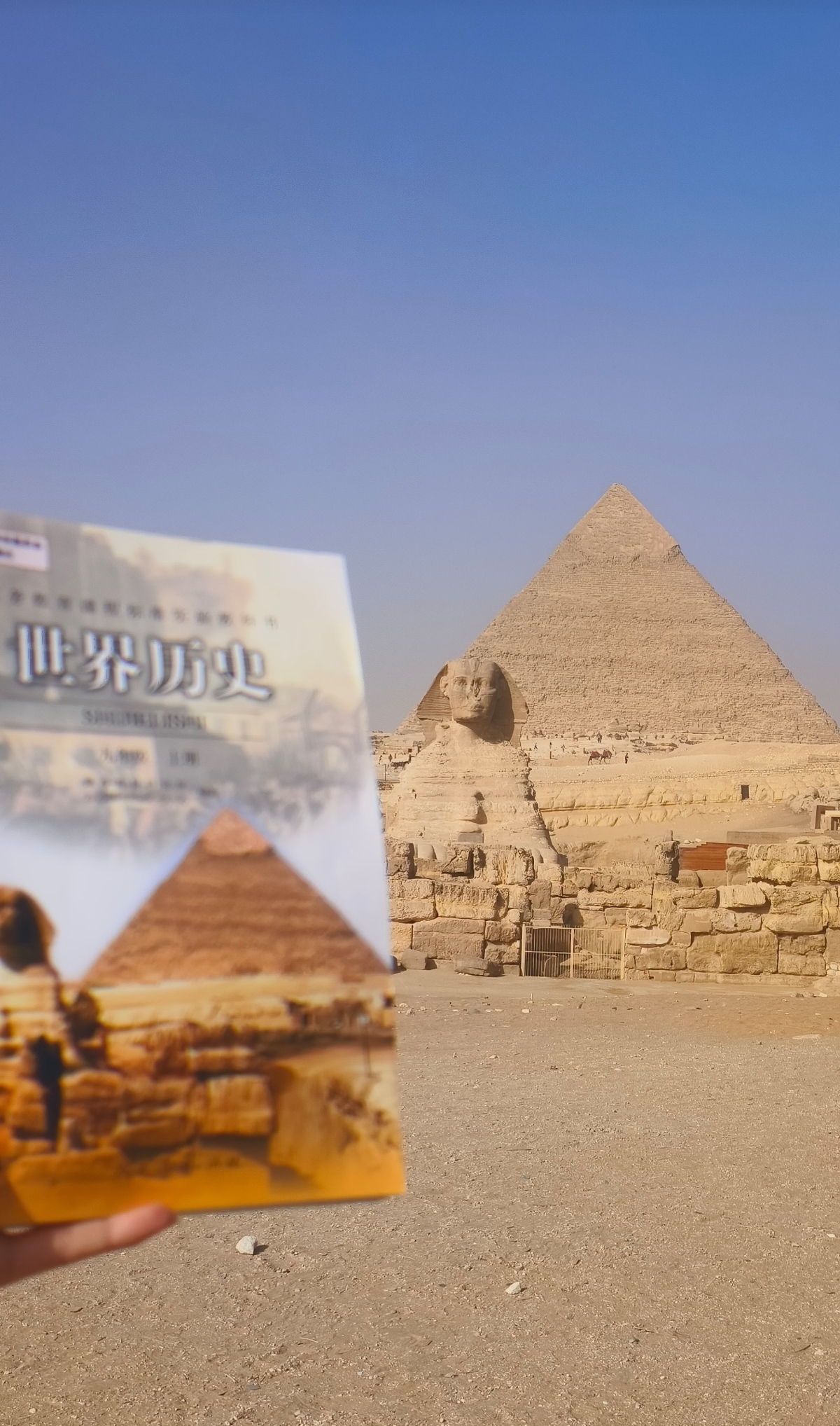 英国多处景点现中国课本，原是留学生留下的“彩蛋”，大批接力者纷纷写下寄语，还有人画符防被偷