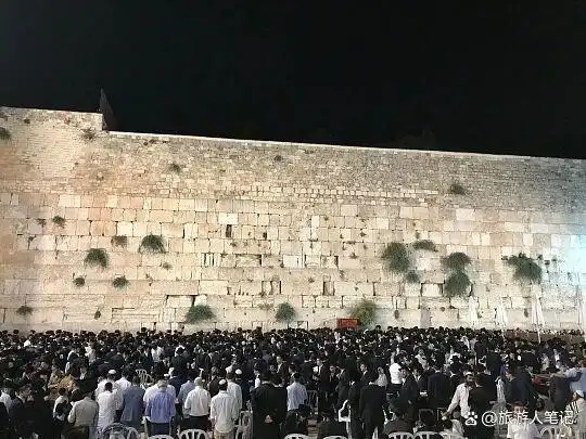 耶路撒冷的哭墙，一面墙，哭了三千年，懂你站在它面前的时候，心里为什么也会莫名地发紧