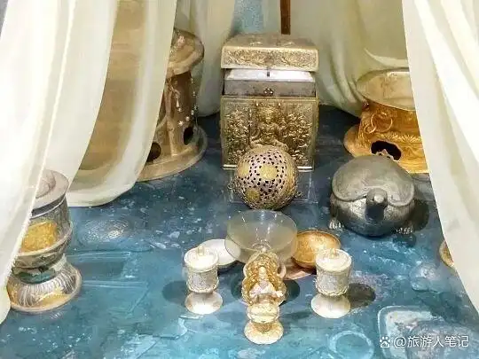 一千三百多年前,武则天亲手穿过的裙子,千年前的丝织品,连空气都能把它化成灰,它竟然留到了今天