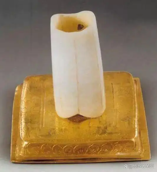 一千三百多年前,武则天亲手穿过的裙子,千年前的丝织品,连空气都能把它化成灰,它竟然留到了今天