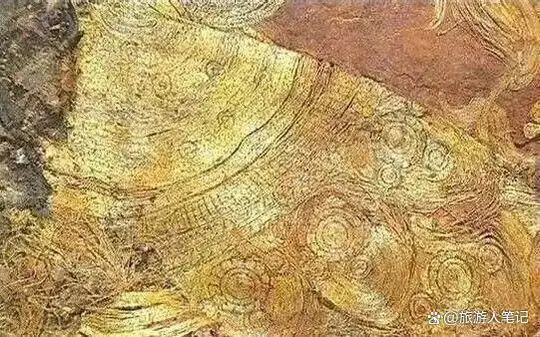 一千三百多年前,武则天亲手穿过的裙子,千年前的丝织品,连空气都能把它化成灰,它竟然留到了今天