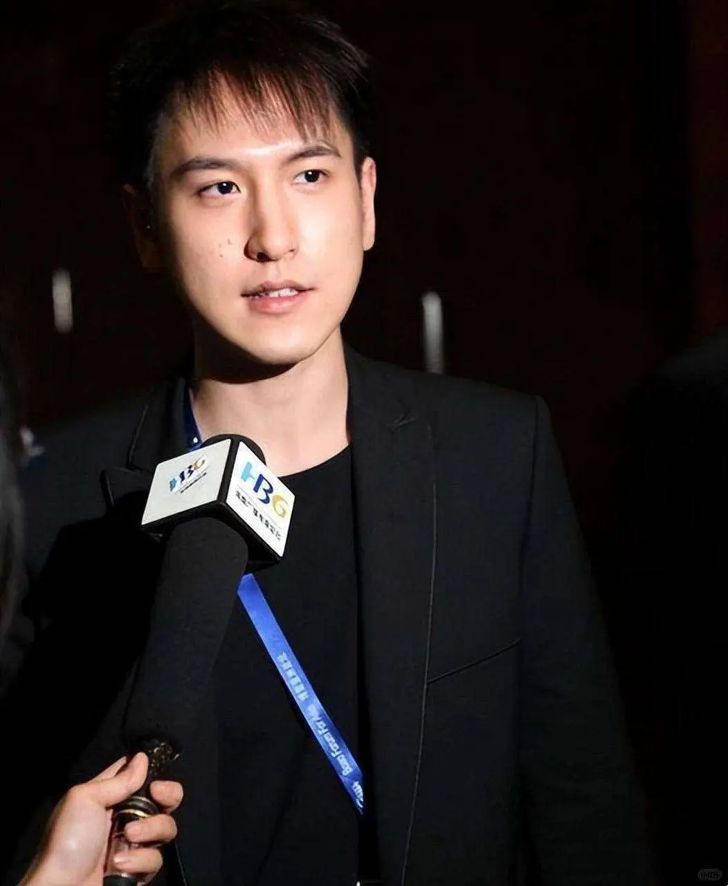 患抑郁症差点退学,21岁却继承133套汤臣一品!母亲停工陪游3年,才救回这个百亿富二代