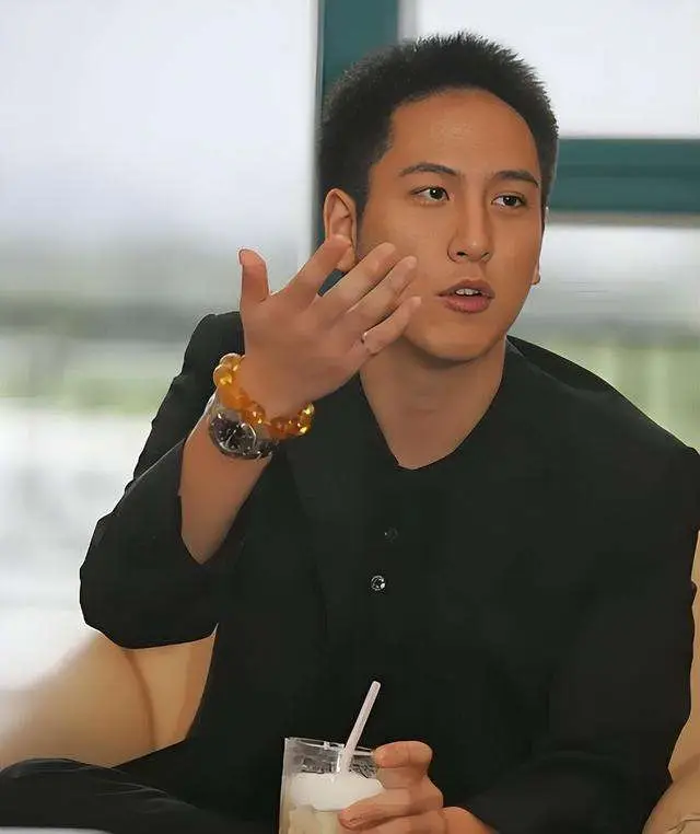 患抑郁症差点退学,21岁却继承133套汤臣一品!母亲停工陪游3年,才救回这个百亿富二代