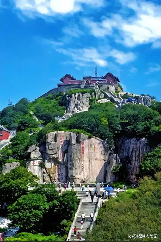 爬完泰山和华山,我悟了:中国人的山,藏着两种人生,你不是在征服山,你是在通过山,认识自己