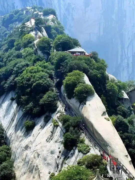 爬完泰山和华山,我悟了:中国人的山,藏着两种人生,你不是在征服山,你是在通过山,认识自己