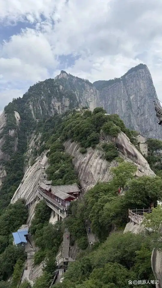 爬完泰山和华山,我悟了:中国人的山,藏着两种人生,你不是在征服山,你是在通过山,认识自己