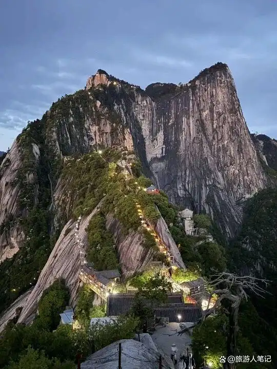 爬完泰山和华山,我悟了:中国人的山,藏着两种人生,你不是在征服山,你是在通过山,认识自己