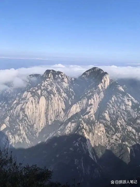 爬完泰山和华山,我悟了:中国人的山,藏着两种人生,你不是在征服山,你是在通过山,认识自己
