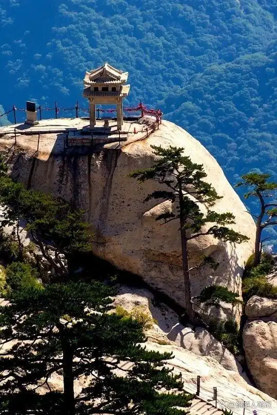 爬完泰山和华山,我悟了:中国人的山,藏着两种人生,你不是在征服山,你是在通过山,认识自己