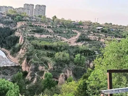 到了夏天,总想找个地方躲一躲热浪,不去秦岭了,陕甘宁交界这座小城,才是夏天最值得常住的人间净土