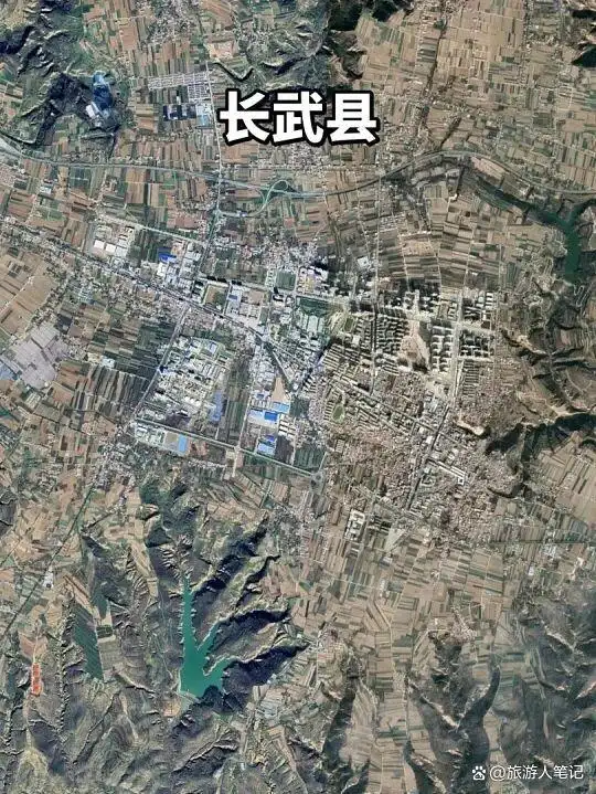 到了夏天,总想找个地方躲一躲热浪,不去秦岭了,陕甘宁交界这座小城,才是夏天最值得常住的人间净土