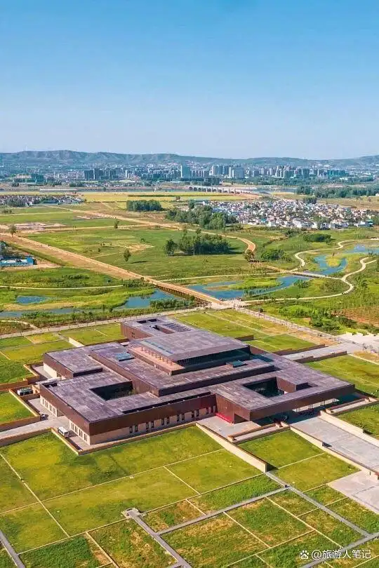 二里头六大镇馆之宝，站在这里，我终于摸到了最早中国的门槛，别光看文物，整个遗址区都值得你花一整天