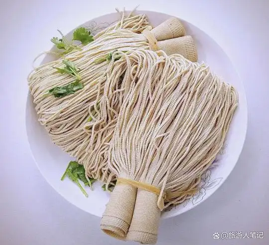 在保定街头吃三天,10大小吃还不够,老槐树下的小马扎,坐下了就是半部清代史