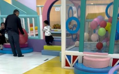 男童游乐场摔伤 家长索祛疤费遭拒 安全隐患引争议(2)