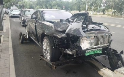 租车行为了热度 回收陈震劳斯莱斯事故车后连开三天直播