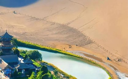 月牙丰满！中国“沙漠第一泉”迎水深水域20余年最大值