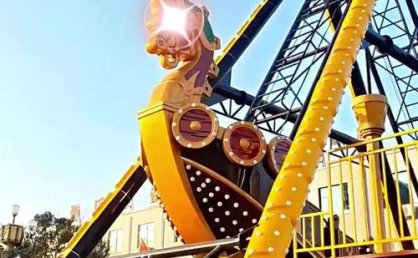 淮安一游乐园海盗船运行时部件侧倒砸伤游客，当地回应：目前设备已停运，原因正在调查