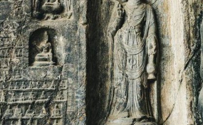 洛阳龙门石窟碑王成了显眼包