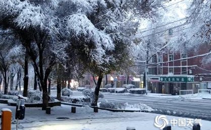 新疆遭强降雪侵袭乌鲁木齐特大暴雪破纪录 今天雨雪持续局地有暴雪