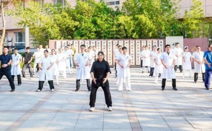 国际游客游上海除了景点 还有八段锦针灸可体验