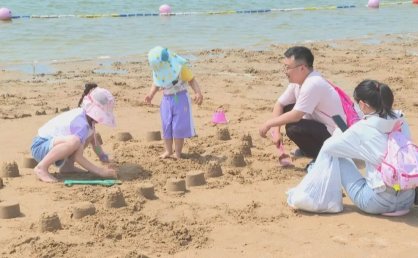 来碧海金沙过个悠闲周末，旅游日半价优惠吸引市民游客踏浪游玩丨中国旅游日