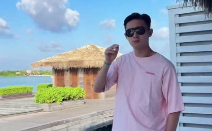 享受蜜月假期，蒋圣龙与妻子前往马尔代夫度假