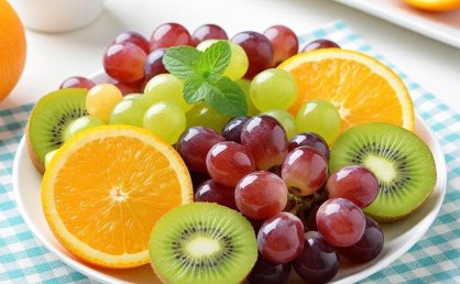 夏日清新水果拼盘，橙子、猕猴桃、葡萄与薄荷叶的完美搭配，色彩丰富，清新诱人，唤醒你的味蕾与心情！