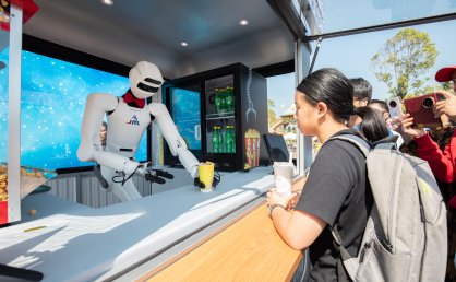 中山造“机器人店员”游乐园上岗，爆米花饮料全都卖！