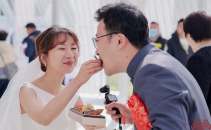 这个“甜蜜地标”又上新，领证的他们说“继续相信爱情”