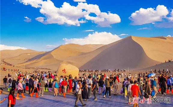敦煌鸣沙山月牙泉景区升级服务迎客流高峰