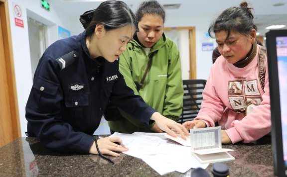 浙江丽水公安主动下沉涉外服务，外籍人士“家门口”办好签证