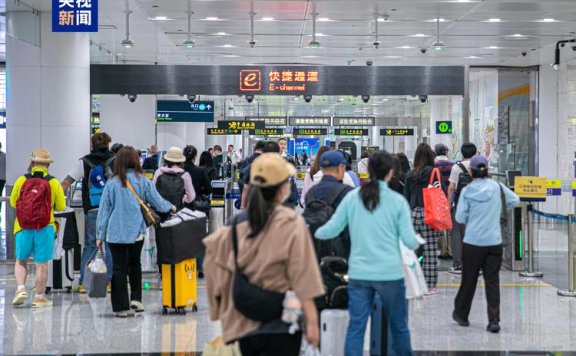 中外游客带旺出入境“流量”