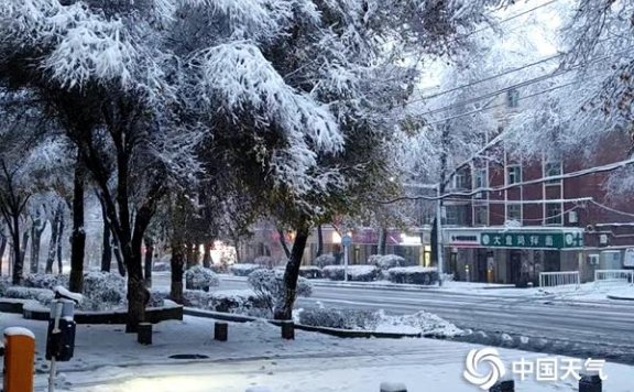 新疆遭强降雪侵袭乌鲁木齐特大暴雪破纪录 今天雨雪持续局地有暴雪