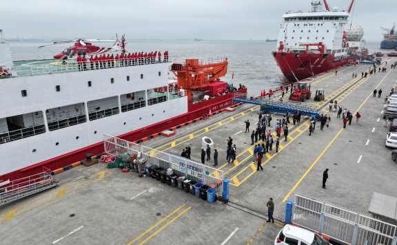 两艘邮轮见证船舶工业飞跃