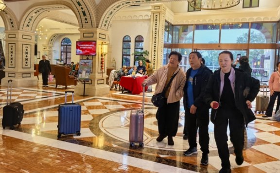 人均花销200+住进沪郊民宿酒店，吃住玩全包的银发套餐能火吗？