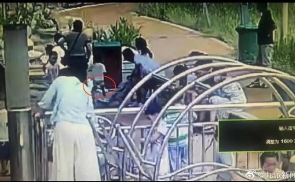 女子称女儿游乐园触电昏倒住院9天 家长与园方各执一词