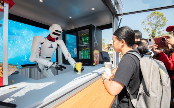 中山造“机器人店员”游乐园上岗，爆米花饮料全都卖！