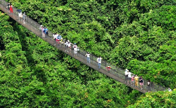 “十一”黄金周首日游客畅游三亚亚龙湾热带天堂森林旅游区